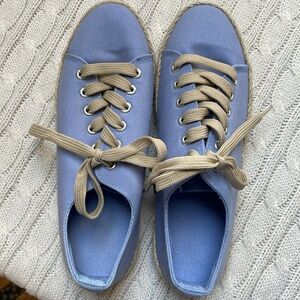 Women’s sz 8 unbranded periwinkle sneakers w/ jute detail & tan laces. Canvas